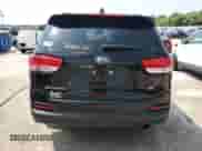 2018 Kia Sorento LX z VIN 5XYPG4A34JG346106, wystawiony jako Copart lot #60173235 z przebiegiem 76 156 mil mil oraz Szkoda całkowita • Salvage title. Historia ofert i sprzedaży dostępna na DreamBid. Obrazek 6.