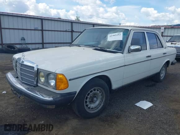 1984 Mercedes-Benz 300 D z VIN WDBAB33A9EA161712, wystawiony jako IAAI lot #42305252 z przebiegiem 142 347 mil mil oraz . Historia ofert i sprzedaży dostępna na DreamBid. Obrazek 2.