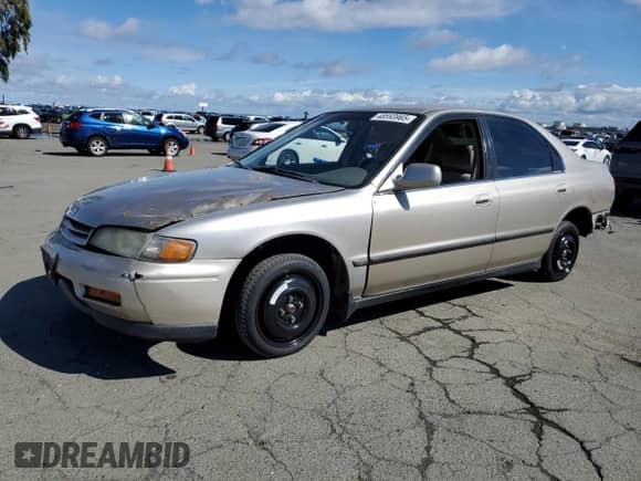 1995 Honda Accord LX z VIN 1HGCD5638SA090464, wystawiony jako Copart lot #48593965 z przebiegiem 142 003 mil mil oraz Czysty tytuł • Clean title. Historia ofert i sprzedaży dostępna na DreamBid. Obrazek 1.