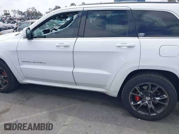2014 Jeep Grand Cherokee SRT-8 z VIN 1C4RJFDJ7EC536055, wystawiony jako IAAI lot #42194498 z przebiegiem 80 241 mil mil oraz . Historia ofert i sprzedaży dostępna na DreamBid. Obrazek 14.