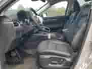 2025 Mazda CX-5 S Select z VIN JM3KFBBL4S0675063, wystawiony jako Copart lot #65734485 z przebiegiem 819 mil mil oraz Czysty tytuł • Clean title. Historia ofert i sprzedaży dostępna na DreamBid. Obrazek 7.