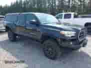 2018 Toyota Tacoma SR5 z VIN 5TFSZ5AN2JX151257, wystawiony jako IAAI lot #42895721 z przebiegiem 157 990 mil mil oraz . Historia ofert i sprzedaży dostępna na DreamBid. Obrazek 1.
