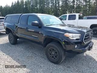 2018 Toyota Tacoma SR5 z VIN 5TFSZ5AN2JX151257, wystawiony jako IAAI lot #42895721 z przebiegiem 157 990 mil mil oraz . Historia ofert i sprzedaży dostępna na DreamBid. Obrazek 1.