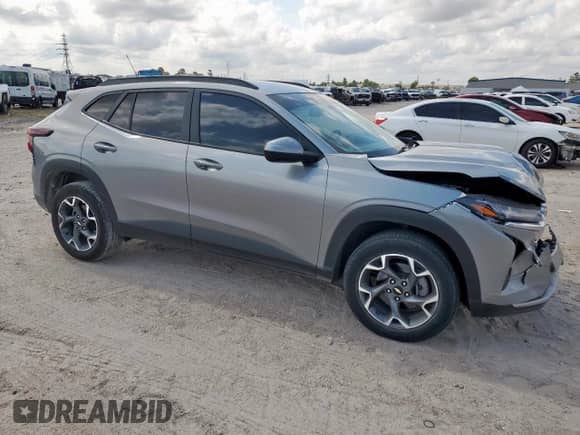 2024 Chevrolet Trax LT z VIN KL77LHE2XRC070323, wystawiony jako Copart lot #68197995 z przebiegiem 50 668 mil mil oraz Szkoda całkowita • Salvage title. Historia ofert i sprzedaży dostępna na DreamBid. Obrazek 4.