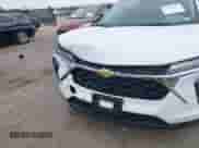 2025 Chevrolet Trax LS с VIN KL77LFEP5SC177754, выставлен на аукционе IAAI как лот 42474211 с пробегом 7 017 миль миль и . История ставок и продаж доступна на DreamBid. Изображение 6.