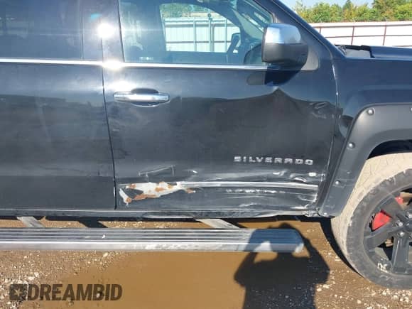 2017 Chevrolet Silverado 1500 LTZ z VIN 3GCUKSEJ5HG490158, wystawiony jako IAAI lot #43144365 z przebiegiem 184 956 mil mil oraz . Historia ofert i sprzedaży dostępna na DreamBid. Obrazek 6.