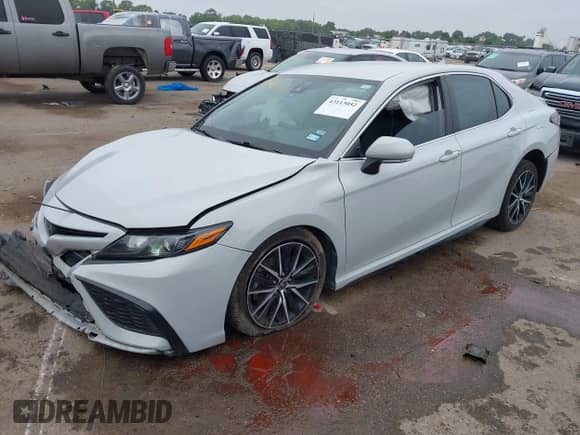 2023 Toyota Camry SE z VIN 4T1G11AK0PU140680, wystawiony jako IAAI lot #43113052 z przebiegiem 99 906 mil mil oraz . Historia ofert i sprzedaży dostępna na DreamBid. Obrazek 2.