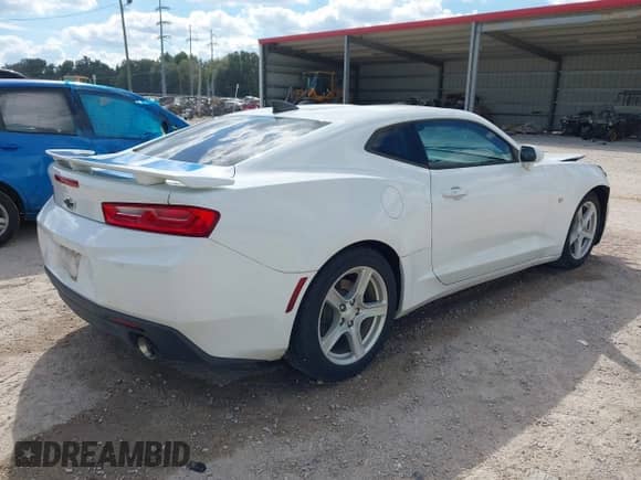 2017 Chevrolet Camaro 1LT z VIN 1G1FB1RSXH0184558, wystawiony jako IAAI lot #43484857 z przebiegiem 59 261 mil mil oraz . Historia ofert i sprzedaży dostępna na DreamBid. Obrazek 4.