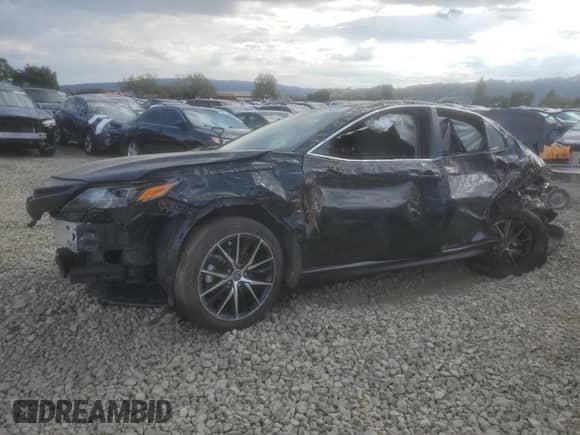 2023 Toyota Camry SE z VIN 4T1G11AK9PU742963, wystawiony jako Copart lot #82160895 z przebiegiem 83 141 mil mil oraz Szkoda całkowita • Salvage title. Historia ofert i sprzedaży dostępna na DreamBid. Obrazek 1.