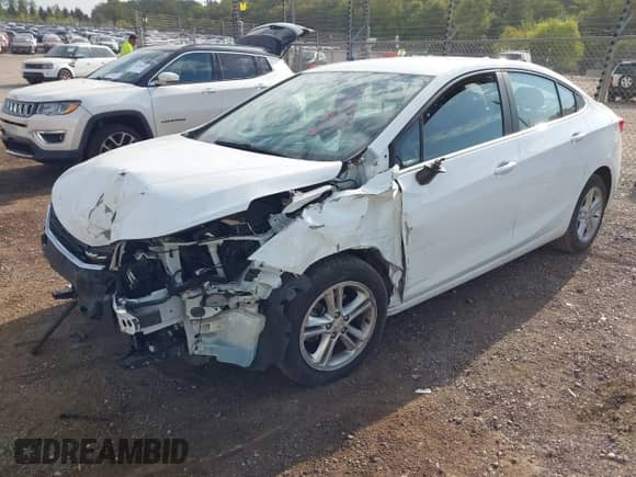 2018 Chevrolet Cruze LT z VIN 1G1BH5SE7J7151233, wystawiony jako IAAI lot #43190642 z przebiegiem 95 275 mil mil oraz . Historia ofert i sprzedaży dostępna na DreamBid. Obrazek 2.