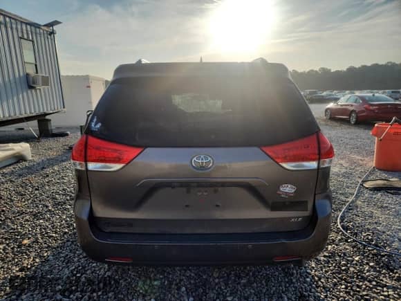 2014 Toyota Sienna XLE с VIN 5TDYK3DC9ES465951, выставлен на аукционе Copart как лот 82076345 с пробегом 251 483 миль миль и Списание • Salvage title. История ставок и продаж доступна на DreamBid. Изображение 6.