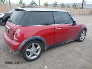 2006 MINI Hardtop with VIN WMWRC33516TK65263, listed as a IAAI auction lot 42003520 with 185,065 mi miles and . Bid and sale history available at DreamBid. Image 4.
