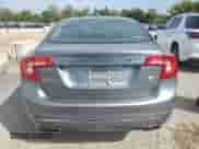 2017 Volvo S60 Inscription Platinum z VIN LYV402TM8HB143000, wystawiony jako Copart lot #80237205 z przebiegiem 72 098 mil mil oraz Szkoda całkowita • Salvage title. Historia ofert i sprzedaży dostępna na DreamBid. Obrazek 6.