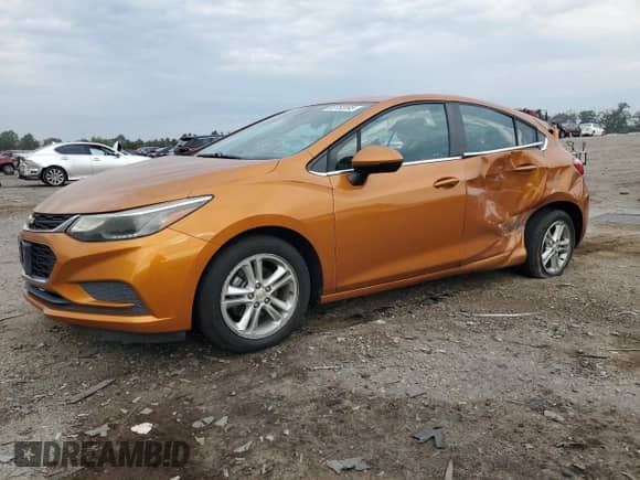 2017 Chevrolet Cruze LT z VIN 3G1BE6SM6HS583460, wystawiony jako Copart lot #83762095 z przebiegiem 80 373 mil mil oraz Czysty tytuł • Clean title. Historia ofert i sprzedaży dostępna na DreamBid. Obrazek 1.