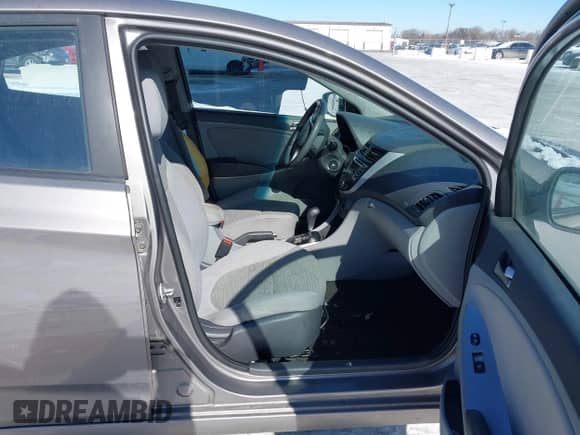 2017 Hyundai Accent Value Edition z VIN KMHCT4AE0HU356793, wystawiony jako IAAI lot #41624409 z przebiegiem 137 964 mil mil oraz . Historia ofert i sprzedaży dostępna na DreamBid. Obrazek 5.