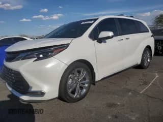 2024 Toyota Sienna Platinum с VIN 5TDERKECXRS215390, выставлен на аукционе Copart как лот 70778605 с пробегом 15 457 миль миль и Списание • Salvage title. История ставок и продаж доступна на DreamBid. Изображение 1.
