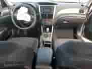 2013 Subaru Forester X z VIN JF2SHABC9DH409850, wystawiony jako Copart lot #70428495 z przebiegiem 113 681 mil mil oraz Szkoda całkowita • Salvage title. Historia ofert i sprzedaży dostępna na DreamBid. Obrazek 8.