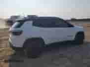 2022 Jeep Compass Altitude z VIN 3C4NJCBB9NT188076, wystawiony jako Copart lot #67362395 z przebiegiem 58 066 mil mil oraz Szkoda całkowita • Salvage title. Historia ofert i sprzedaży dostępna na DreamBid. Obrazek 3.