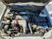 2000 Toyota Camry CE z VIN JT2BG28K1Y0513428, wystawiony jako Copart lot #82124915 z przebiegiem 332 618 mil mil oraz Czysty tytuł • Clean title. Historia ofert i sprzedaży dostępna na DreamBid. Obrazek 11.