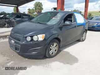 2015 Chevrolet Sonic LT z VIN 1G1JC5SH3F4172108, wystawiony jako IAAI lot #43161376 z przebiegiem 128 334 mil mil oraz . Historia ofert i sprzedaży dostępna na DreamBid. Obrazek 2.