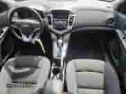 2014 Chevrolet Cruze 1LT z VIN 1G1PC5SB2E7342056, wystawiony jako Copart lot #81082455 z przebiegiem 137 244 mil mil oraz Szkoda całkowita • Salvage title. Historia ofert i sprzedaży dostępna na DreamBid. Obrazek 8.