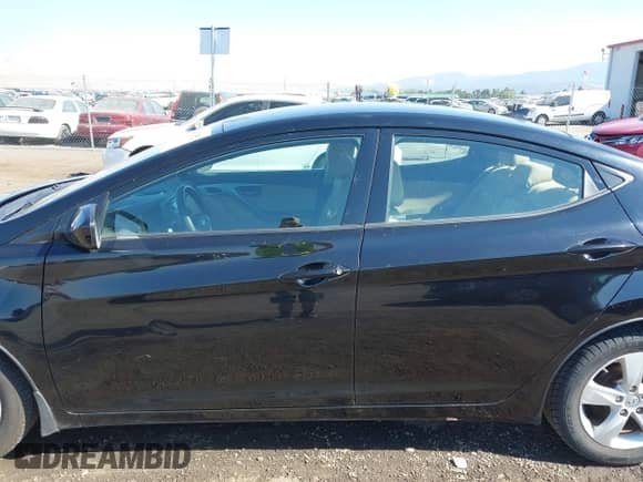 2013 Hyundai Elantra GLS z VIN 5NPDH4AE4DH262317, wystawiony jako IAAI lot #43273552 z przebiegiem 101 902 mil mil oraz . Historia ofert i sprzedaży dostępna na DreamBid. Obrazek 15.