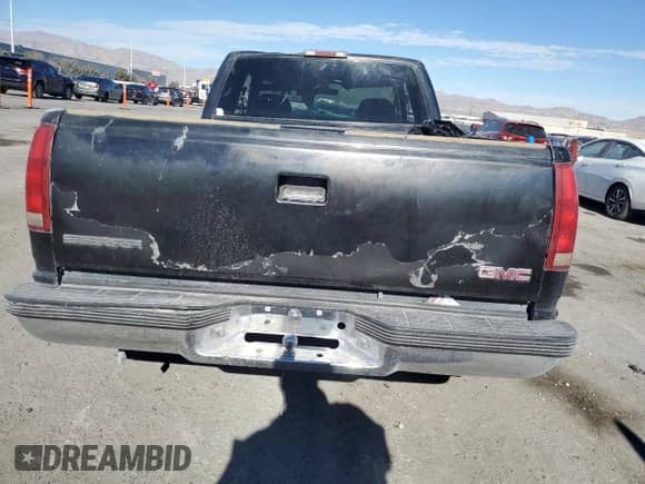 1998 GMC Sierra 1500 z VIN 2GTEC19M2W1506886, wystawiony jako Copart lot #82636144 z przebiegiem 113 755 mil mil oraz Szkoda całkowita • Salvage title. Historia ofert i sprzedaży dostępna na DreamBid. Obrazek 6.