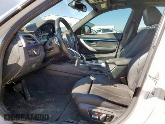 2017 BMW 3 Series 330i z VIN WBA8B9G59HNU48557, wystawiony jako Copart lot #81711665 z przebiegiem 98 931 mil mil oraz Czysty tytuł • Clean title. Historia ofert i sprzedaży dostępna na DreamBid. Obrazek 7.