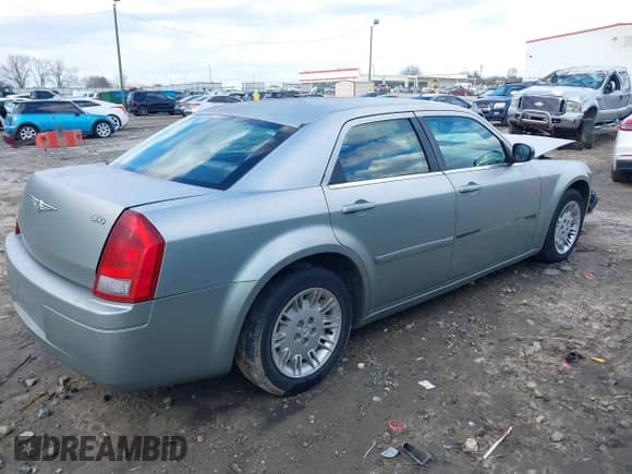 2005 Chrysler 300 300 z VIN 2C3JA43R05H137403, wystawiony jako IAAI lot #41399519 z przebiegiem 135 044 mil mil oraz . Historia ofert i sprzedaży dostępna na DreamBid. Obrazek 4.