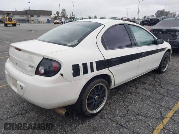 2005 Dodge Neon SE z VIN 1B3ES26C85D235390, wystawiony jako IAAI lot #41794144 z przebiegiem 236 111 mil mil oraz . Historia ofert i sprzedaży dostępna na DreamBid. Obrazek 4.