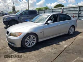 2007 BMW 3 Series 328i z VIN WBAVA33537PG50681, wystawiony jako Copart lot #80104895 z przebiegiem 150 115 mil mil oraz Czysty tytuł • Clean title. Historia ofert i sprzedaży dostępna na DreamBid. Obrazek 1.