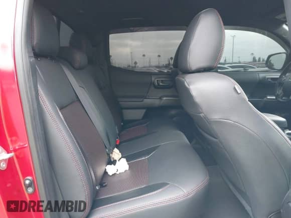 2018 Toyota Tacoma SR5 с VIN 3TMAZ5CN8JM056863, выставлен на аукционе IAAI как лот 42323231 с пробегом 95 270 миль миль и . История ставок и продаж доступна на DreamBid. Изображение 8.