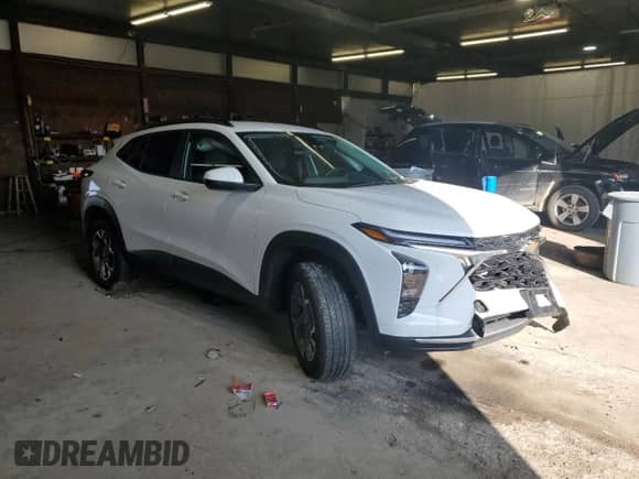 2024 Chevrolet Trax LT z VIN KL77LHE2XRC222293, wystawiony jako Copart lot #70397095 z przebiegiem Nie podano mil oraz Szkoda całkowita • Salvage title. Historia ofert i sprzedaży dostępna na DreamBid. Obrazek 4.
