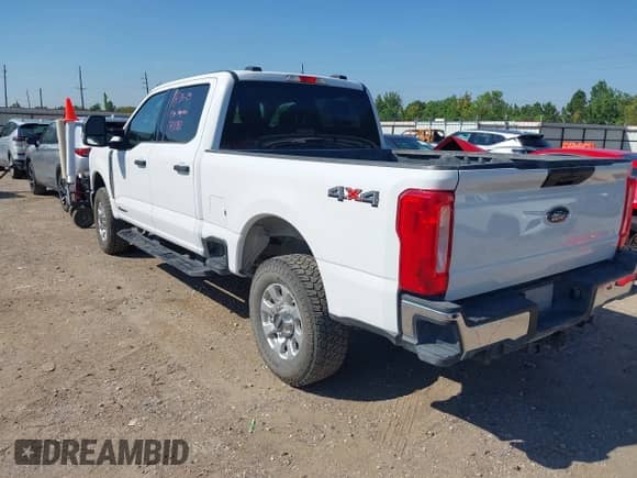 2024 Ford F-250 XL z VIN 1FT7W2BT6RED23453, wystawiony jako IAAI lot #43149828 z przebiegiem 69 818 mil mil oraz . Historia ofert i sprzedaży dostępna na DreamBid. Obrazek 3.