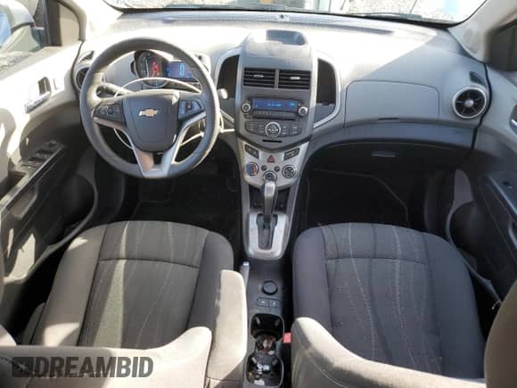 2014 Chevrolet Sonic LT z VIN 1G1JC5SG2E4152700, wystawiony jako Copart lot #90410025 z przebiegiem 153 812 mil mil oraz Czysty tytuł • Clean title. Historia ofert i sprzedaży dostępna na DreamBid. Obrazek 8.