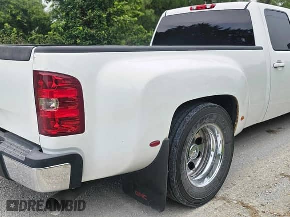 2009 GMC Sierra 1500 z VIN 1GTJC73609F150902, wystawiony jako Copart lot #67979045 z przebiegiem 60 567 mil mil oraz Szkoda całkowita • Salvage title. Historia ofert i sprzedaży dostępna na DreamBid. Obrazek 4.