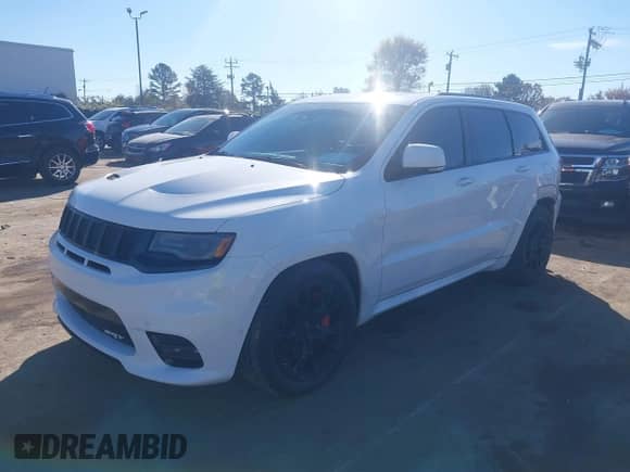 2017 Jeep Grand Cherokee SRT z VIN 1C4RJFDJ6HC754640, wystawiony jako IAAI lot #40944008 z przebiegiem 93 412 mil mil oraz . Historia ofert i sprzedaży dostępna na DreamBid. Obrazek 19.