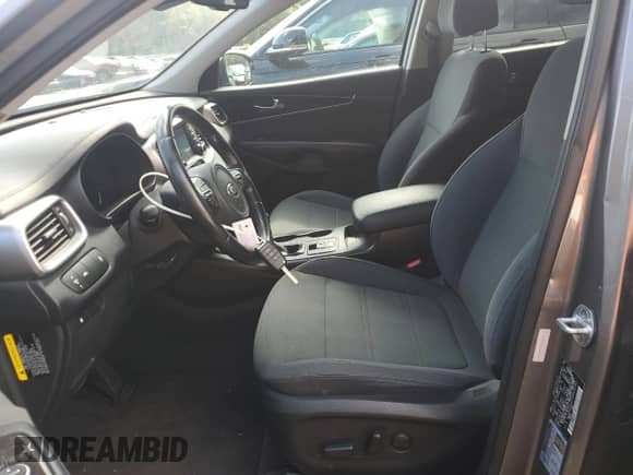 2018 Kia Sorento LX z VIN 5XYPGDA3XJG409399, wystawiony jako Copart lot #70775525 z przebiegiem 107 898 mil mil oraz Szkoda całkowita • Salvage title. Historia ofert i sprzedaży dostępna na DreamBid. Obrazek 7.