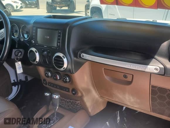 2014 Jeep Wrangler Sahara z VIN 1C4AJWBG3EL197444, wystawiony jako Copart lot #64733055 z przebiegiem 193 278 mil mil oraz Czysty tytuł • Clean title. Historia ofert i sprzedaży dostępna na DreamBid. Obrazek 9.