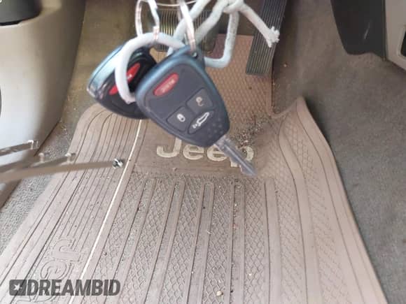 2005 Jeep Grand Cherokee Limited z VIN 1J4HR58295C584801, wystawiony jako IAAI lot #43115727 z przebiegiem 171 432 mil mil oraz . Historia ofert i sprzedaży dostępna na DreamBid. Obrazek 11.