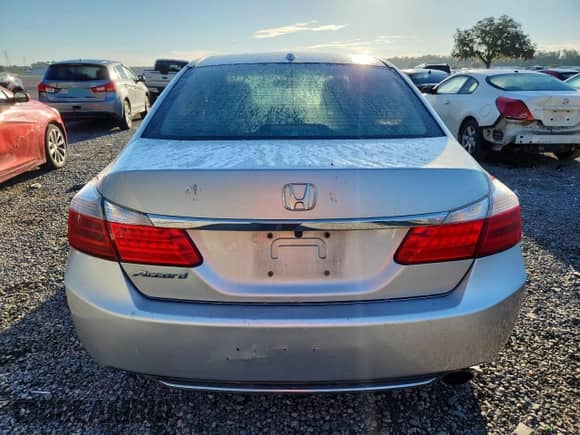 2015 Honda Accord EX-L с VIN 1HGCR2F83FA042419, выставлен на аукционе Copart как лот 81637015 с пробегом 275 364 миль миль и Списание • Salvage title. История ставок и продаж доступна на DreamBid. Изображение 6.