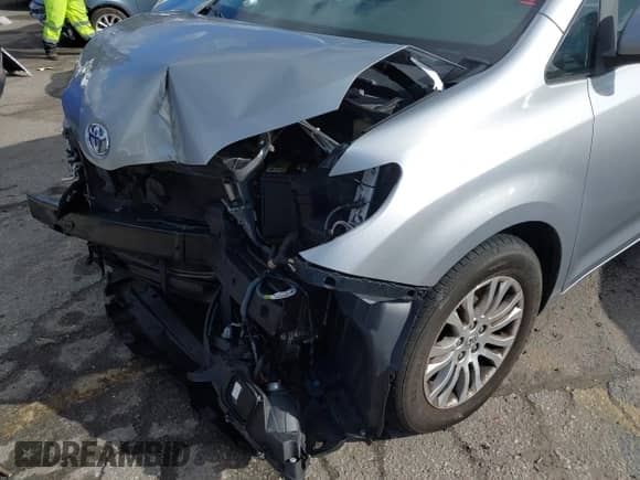 2017 Toyota Sienna XLE Auto Access Seat z VIN 5TDYZ3DC6HS809784, wystawiony jako IAAI lot #41546264 z przebiegiem 98 937 mil mil oraz . Historia ofert i sprzedaży dostępna na DreamBid. Obrazek 18.