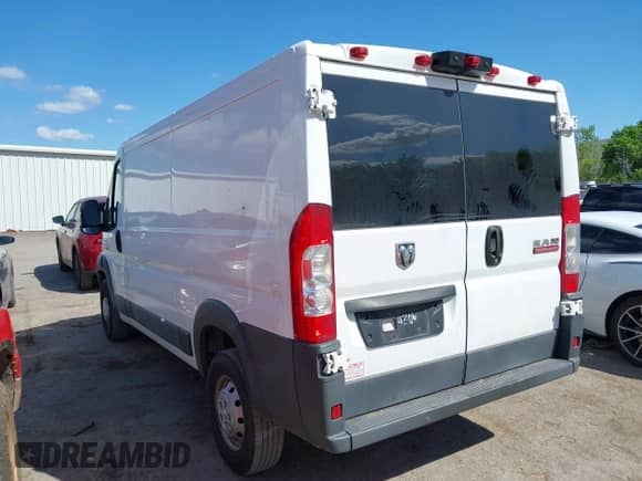 2018 Ram ProMaster Cargo z VIN 3C6TRVAG5JE117326, wystawiony jako IAAI lot #42113340 z przebiegiem 180 561 mil mil oraz . Historia ofert i sprzedaży dostępna na DreamBid. Obrazek 3.