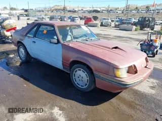 1984 Ford Mustang z VIN 1FABP28T5EF135080, wystawiony jako IAAI lot #43464482 z przebiegiem 65 818 mil mil oraz . Historia ofert i sprzedaży dostępna na DreamBid. Obrazek 1.