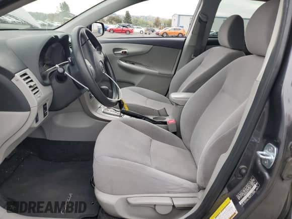 2011 Toyota Corolla L z VIN JTDBU4EE8B9147030, wystawiony jako Copart lot #80507985 z przebiegiem 316 444 mil mil oraz Szkoda całkowita • Salvage title. Historia ofert i sprzedaży dostępna na DreamBid. Obrazek 7.