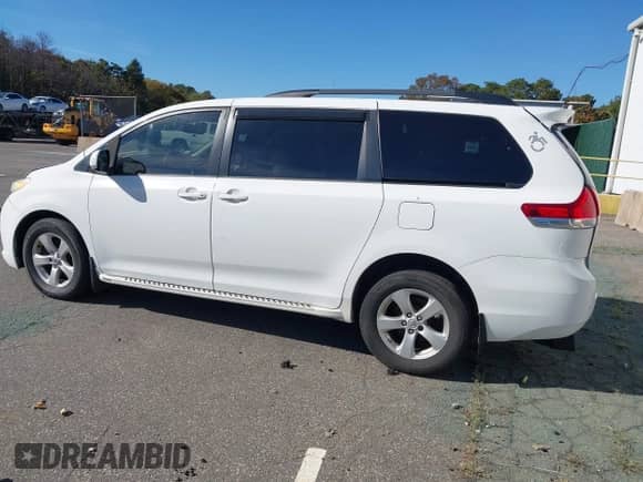 2013 Toyota Sienna LE AAS with VIN 5TDKK3DCXDS328568, listed as a IAAI auction lot 43501693 with 428,589 mi miles and . Bid and sale history available at DreamBid. Image 14.