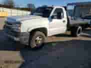 2005 Chevrolet Silverado 3500 z VIN 1GBJK34215E323290, wystawiony jako Copart lot #77024944 z przebiegiem 332 053 mil mil oraz Szkoda całkowita • Salvage title. Historia ofert i sprzedaży dostępna na DreamBid. Obrazek 1.