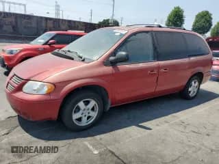 2005 Dodge Caravan SXT with VIN 2D4GP44L95R181377, listed as a Copart auction lot 68830515 with 133,671 mi miles and Clean title. Bid and sale history available at DreamBid. Image 1.
