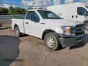 2018 Ford F-150 XL z VIN 1FTMF1CB9JFD61261, wystawiony jako Copart lot #84890555 z przebiegiem 140 741 mil mil oraz Czysty tytuł • Clean title. Historia ofert i sprzedaży dostępna na DreamBid. Obrazek 4.