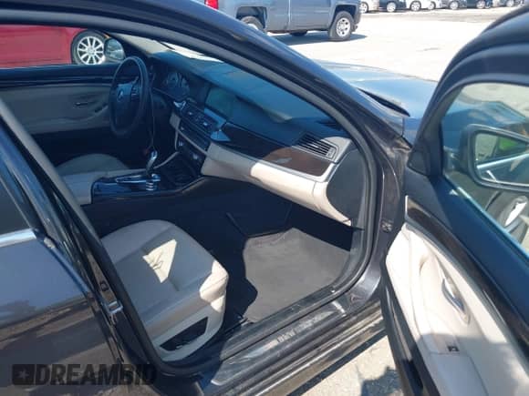 2012 BMW 5 Series 528i xDrive с VIN WBAXH5C5XCDW08081, выставлен на аукционе IAAI как лот 42990746 с пробегом 168 762 миль миль и . История ставок и продаж доступна на DreamBid. Изображение 5.